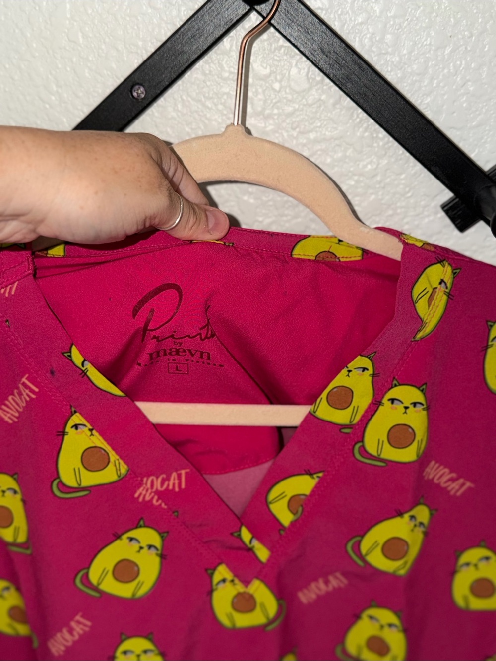 Prints by Maevn Avocat Cat Avocado Scrub Top Women’s Large Pink 1767 - Picture 3 of 4